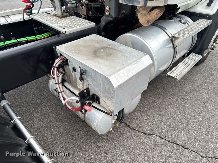 image for item DO0799 2015 Caterpillar CT660 semi truck