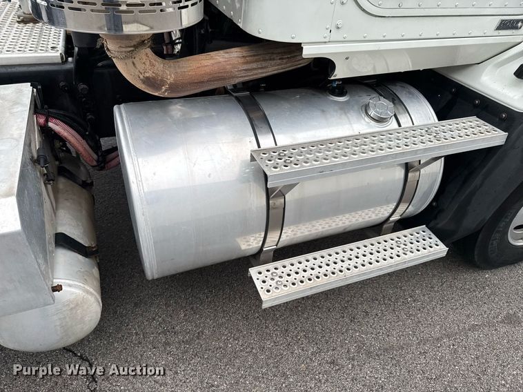 image for item DO0799 2015 Caterpillar CT660 semi truck