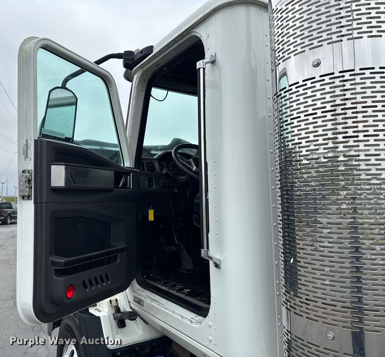 image for item DO0799 2015 Caterpillar CT660 semi truck