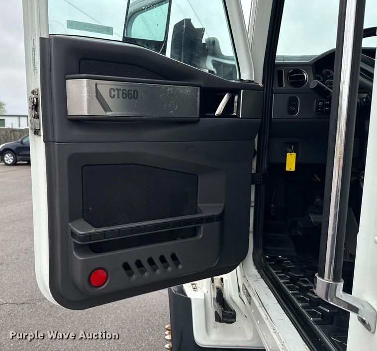 image for item DO0799 2015 Caterpillar CT660 semi truck