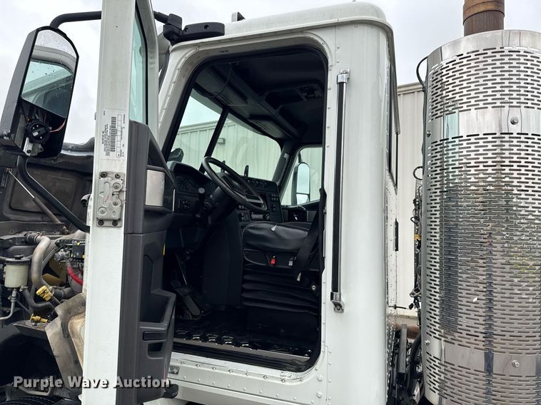 image for item DO0799 2015 Caterpillar CT660 semi truck