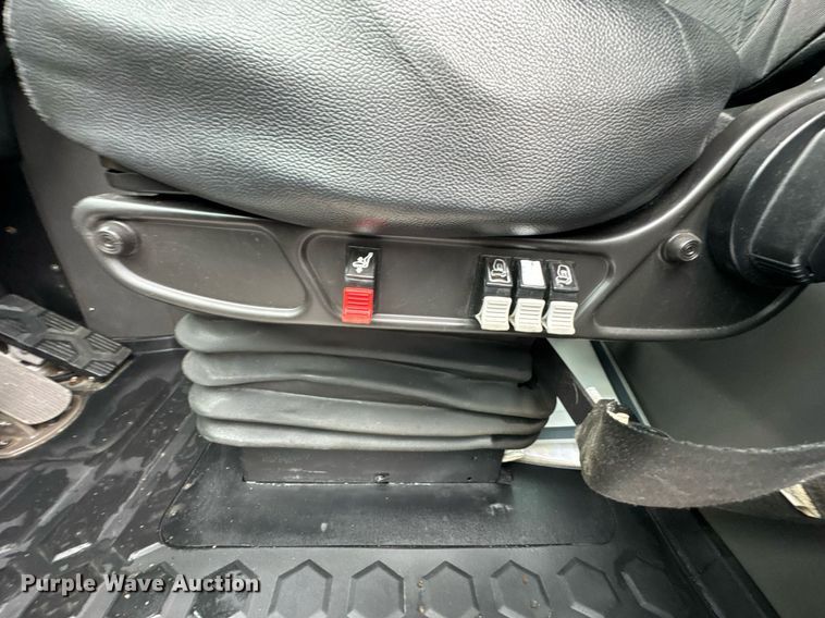 image for item DO0799 2015 Caterpillar CT660 semi truck