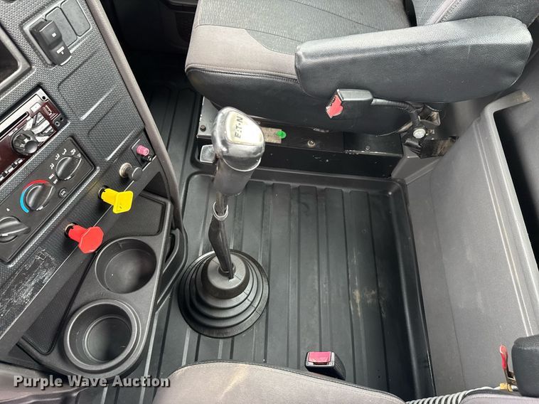 image for item DO0799 2015 Caterpillar CT660 semi truck