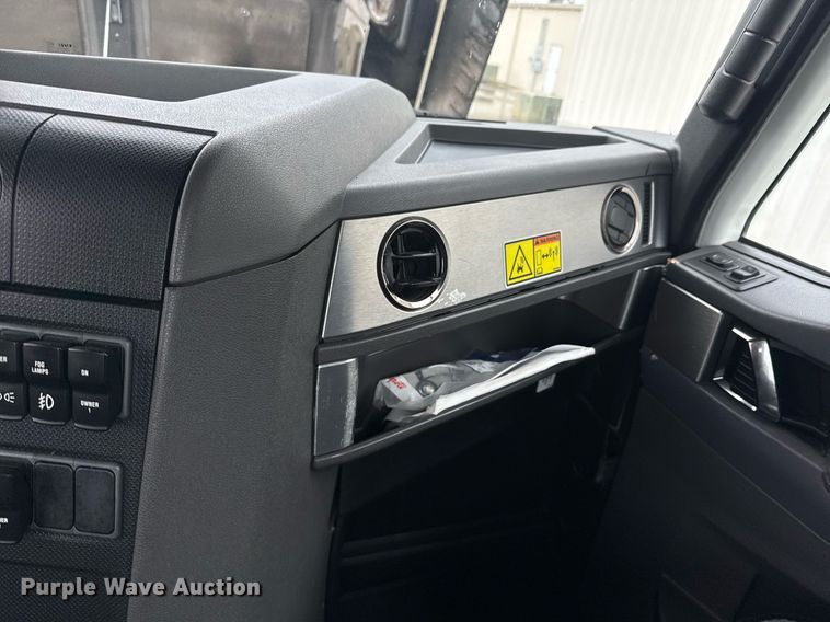 image for item DO0799 2015 Caterpillar CT660 semi truck