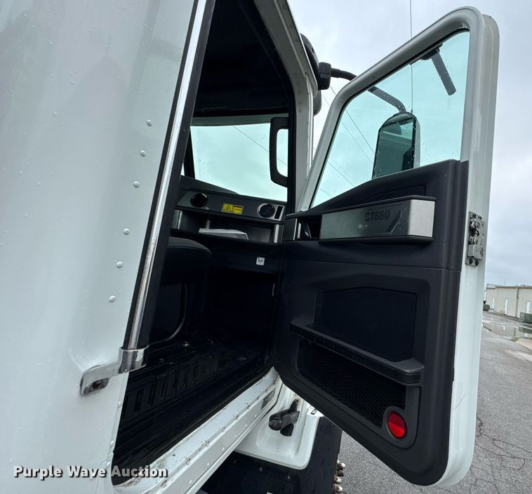 image for item DO0799 2015 Caterpillar CT660 semi truck