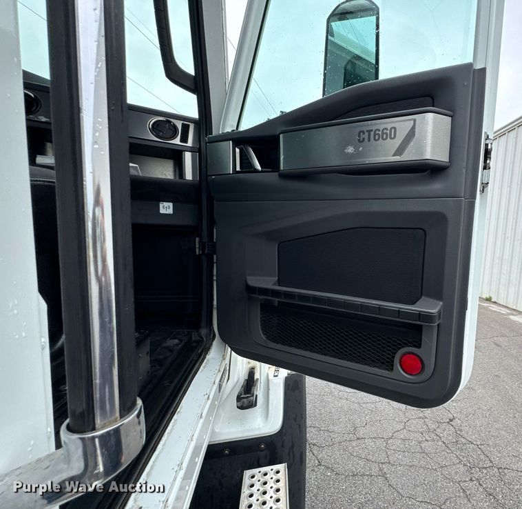 image for item DO0799 2015 Caterpillar CT660 semi truck