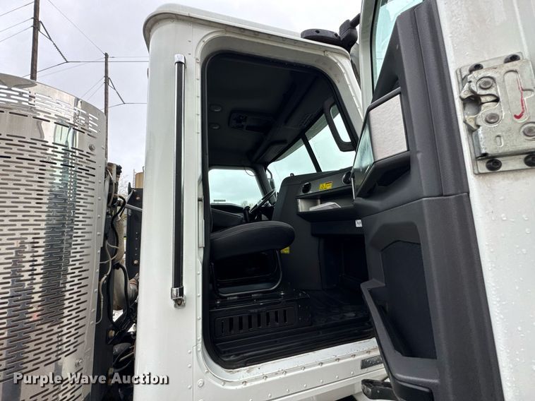 image for item DO0799 2015 Caterpillar CT660 semi truck