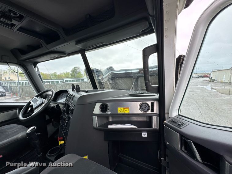 image for item DO0799 2015 Caterpillar CT660 semi truck