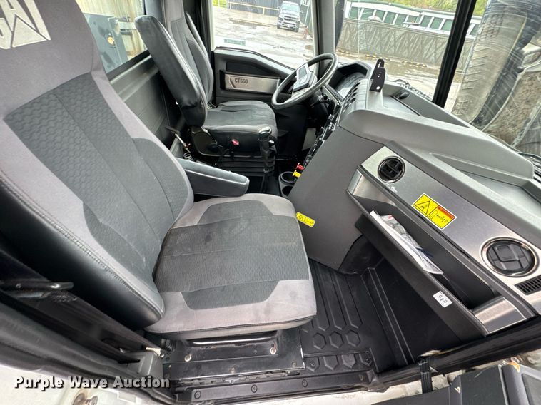 image for item DO0799 2015 Caterpillar CT660 semi truck