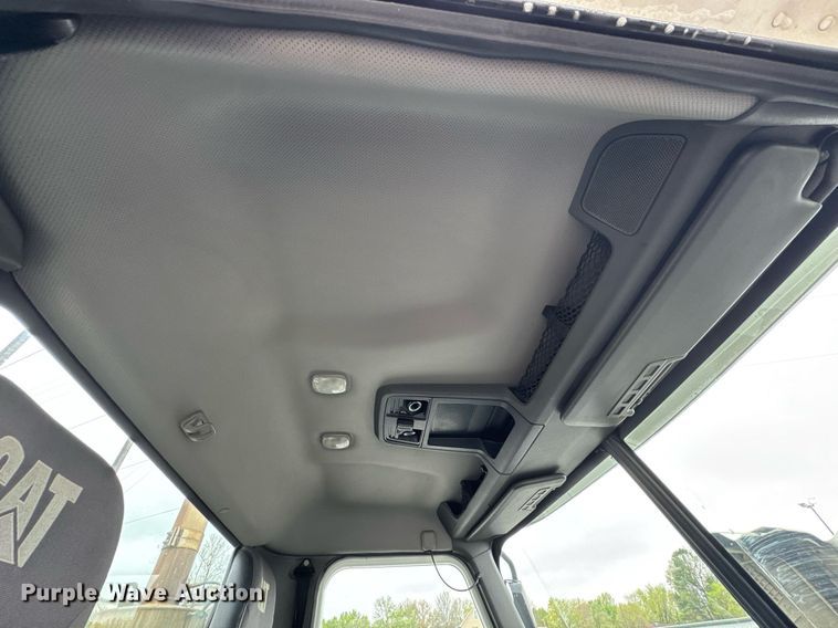 image for item DO0799 2015 Caterpillar CT660 semi truck