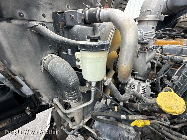 image for item DO0799 2015 Caterpillar CT660 semi truck