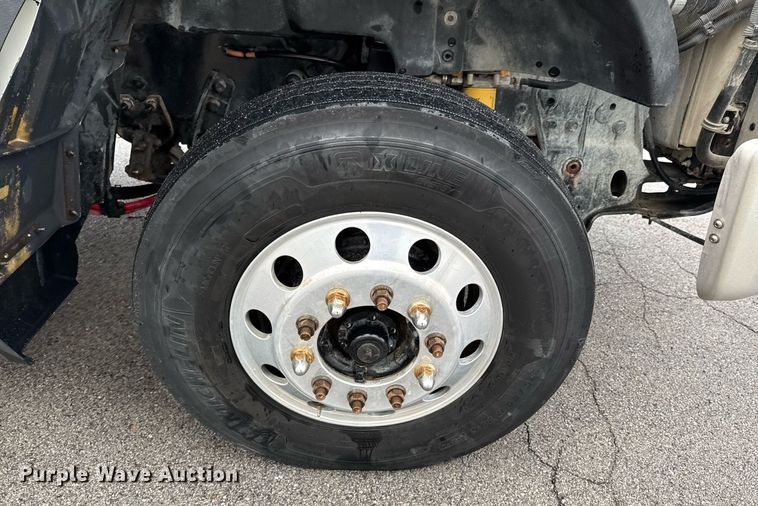 image for item DO0799 2015 Caterpillar CT660 semi truck