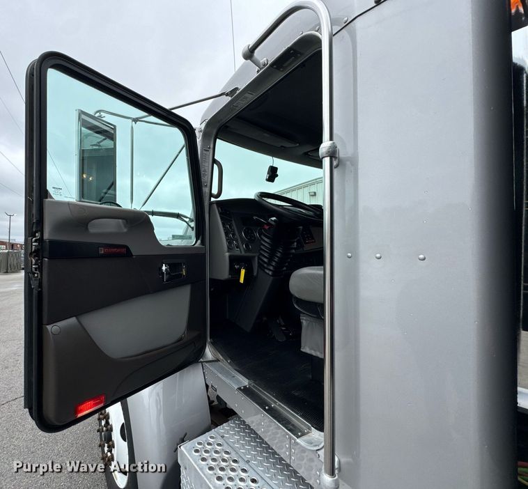 image for item DO0800 2021 Kenworth T270 flatbed truck