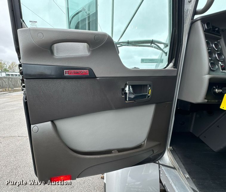 image for item DO0800 2021 Kenworth T270 flatbed truck