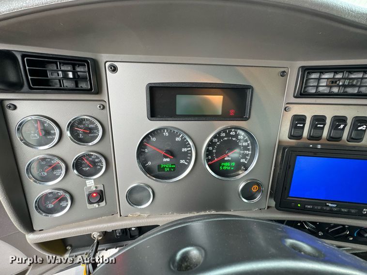 image for item DO0800 2021 Kenworth T270 flatbed truck