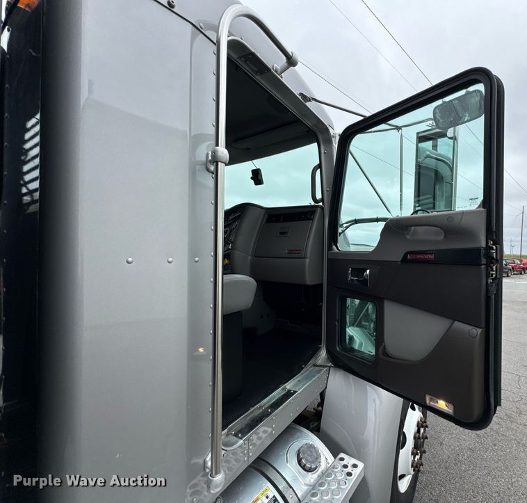 image for item DO0800 2021 Kenworth T270 flatbed truck