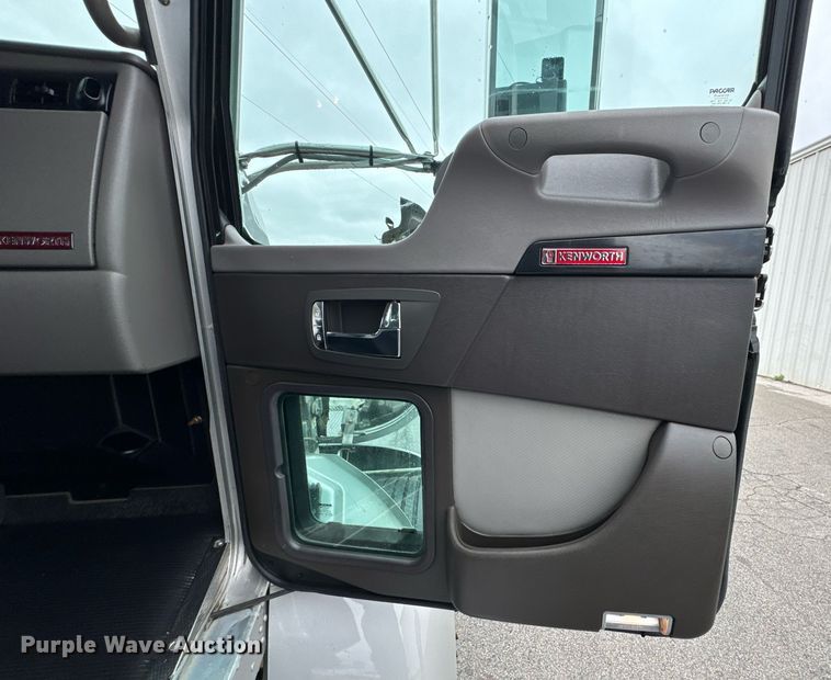 image for item DO0800 2021 Kenworth T270 flatbed truck