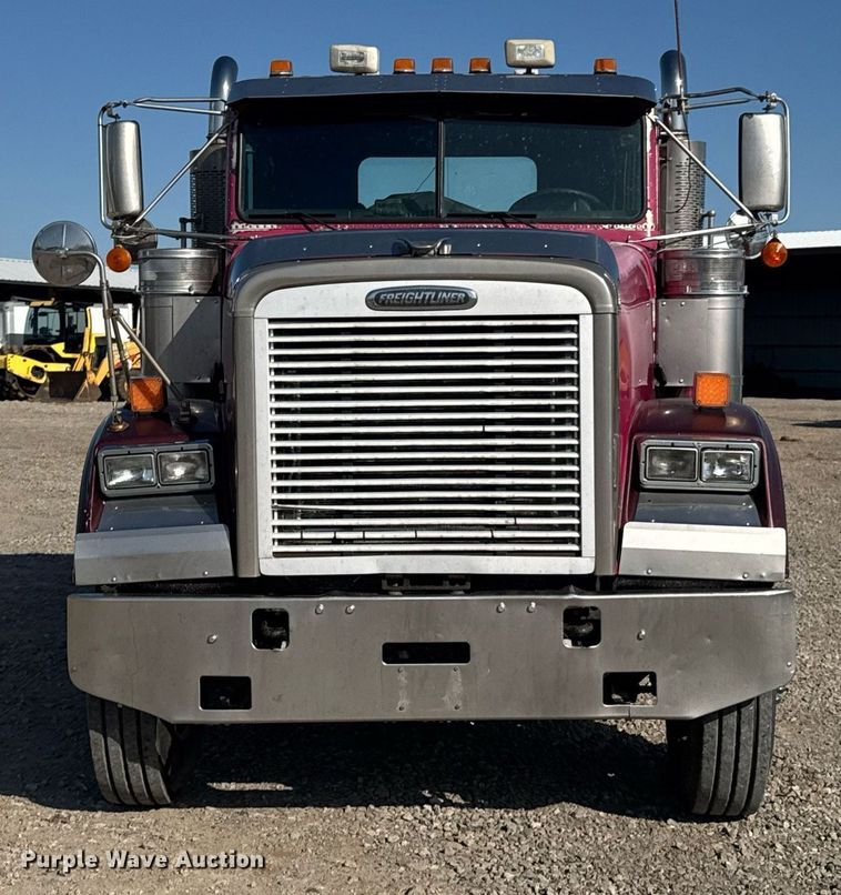 image for item DO0866 2007 Freightliner FLD120 semi truck