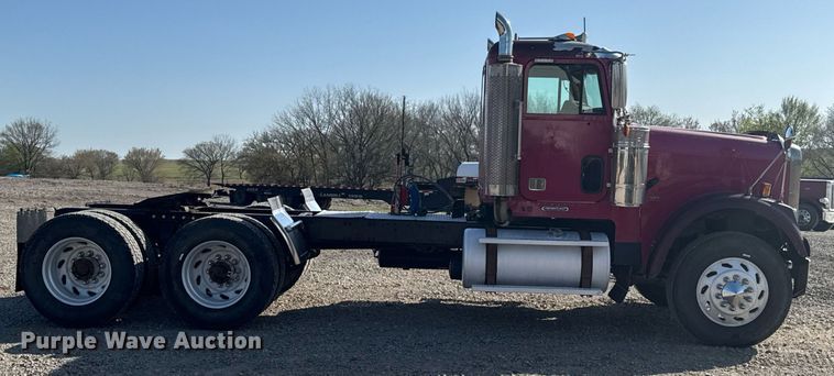 image for item DO0866 2007 Freightliner FLD120 semi truck