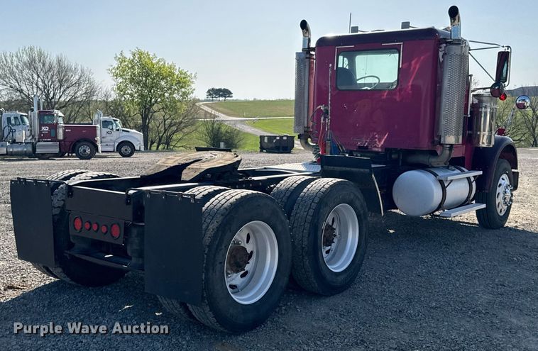 image for item DO0866 2007 Freightliner FLD120 semi truck