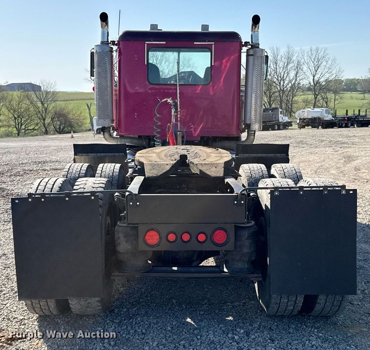 image for item DO0866 2007 Freightliner FLD120 semi truck