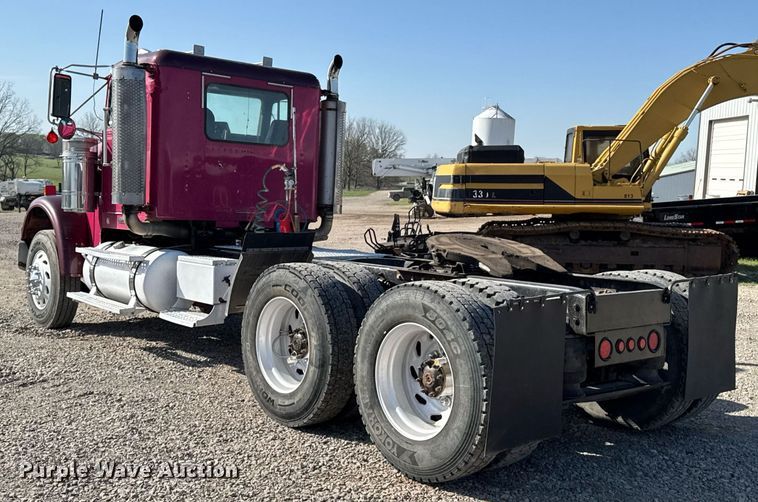image for item DO0866 2007 Freightliner FLD120 semi truck