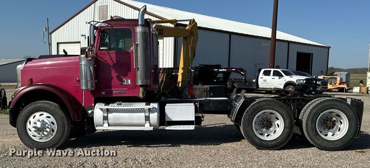 image for item DO0866 2007 Freightliner FLD120 semi truck