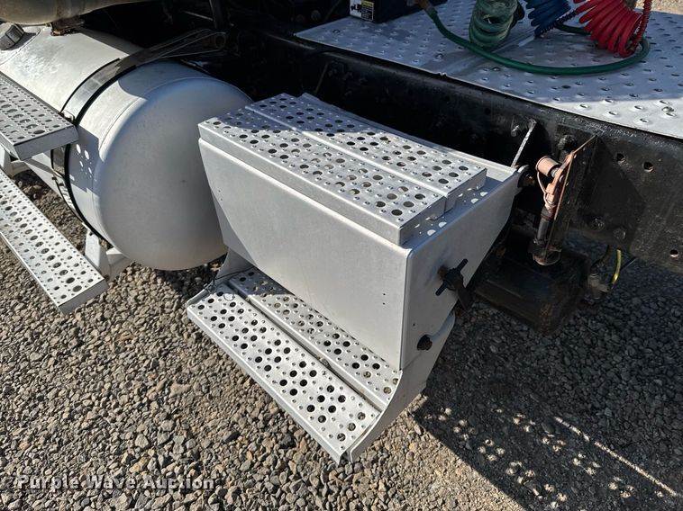 image for item DO0866 2007 Freightliner FLD120 semi truck