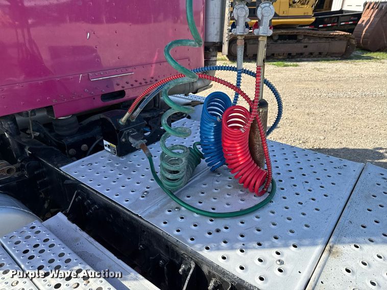 image for item DO0866 2007 Freightliner FLD120 semi truck