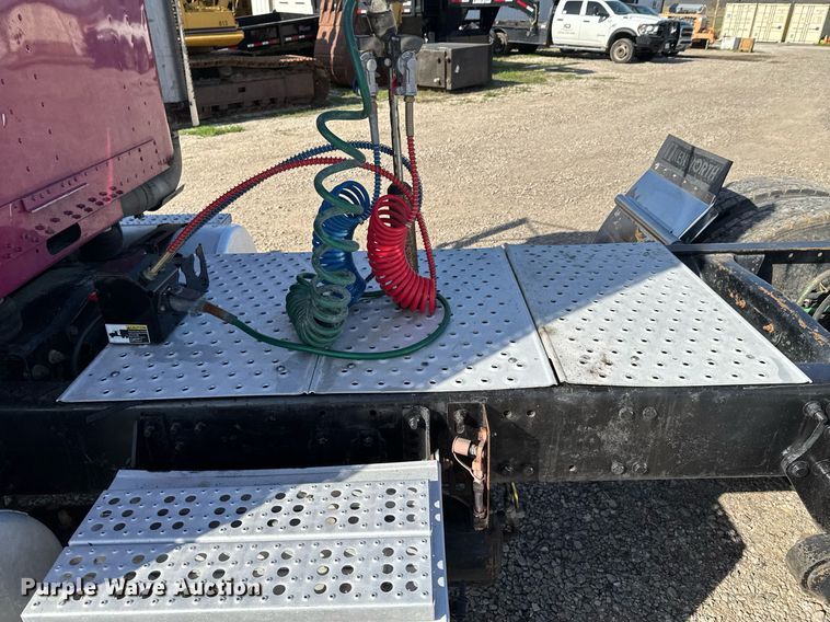 image for item DO0866 2007 Freightliner FLD120 semi truck