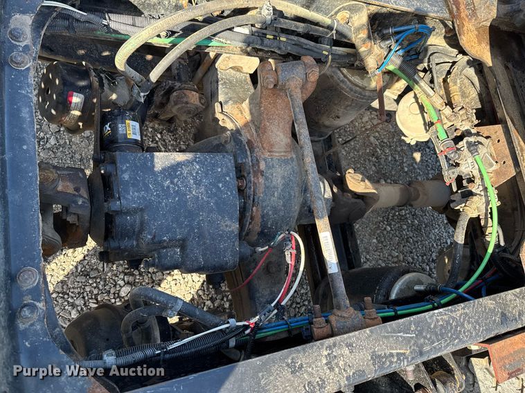 image for item DO0866 2007 Freightliner FLD120 semi truck