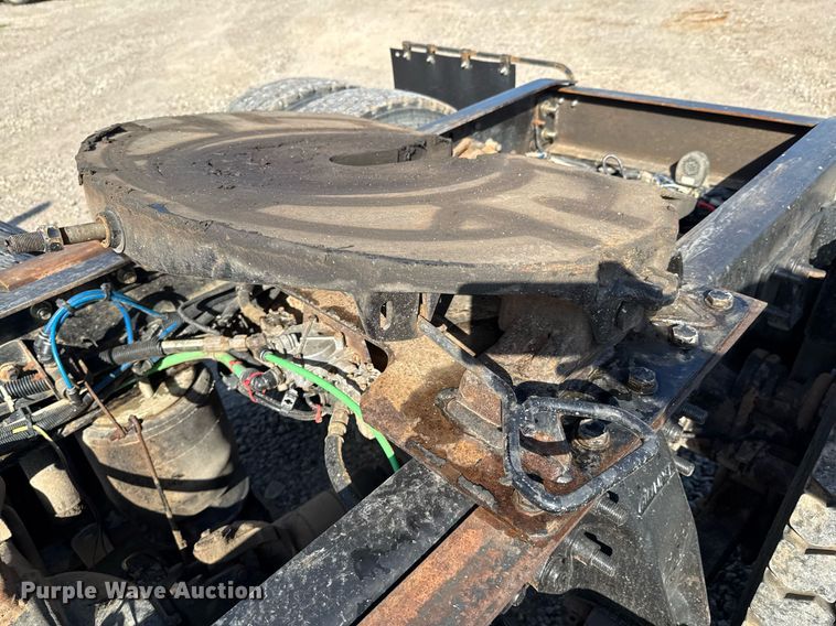 image for item DO0866 2007 Freightliner FLD120 semi truck