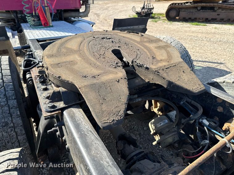 image for item DO0866 2007 Freightliner FLD120 semi truck