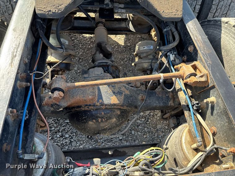 image for item DO0866 2007 Freightliner FLD120 semi truck