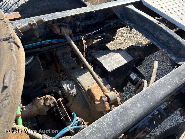 image for item DO0866 2007 Freightliner FLD120 semi truck