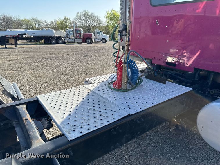 image for item DO0866 2007 Freightliner FLD120 semi truck