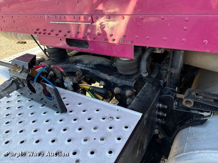 image for item DO0866 2007 Freightliner FLD120 semi truck