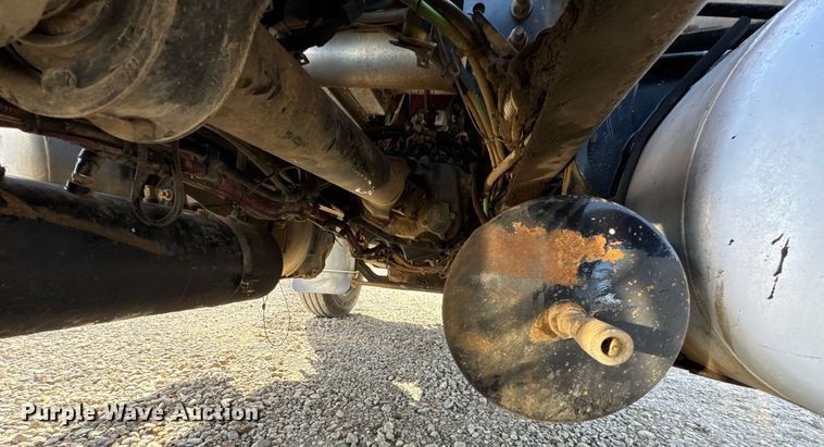 image for item DO0866 2007 Freightliner FLD120 semi truck