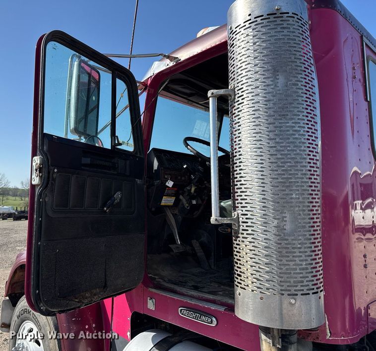 image for item DO0866 2007 Freightliner FLD120 semi truck