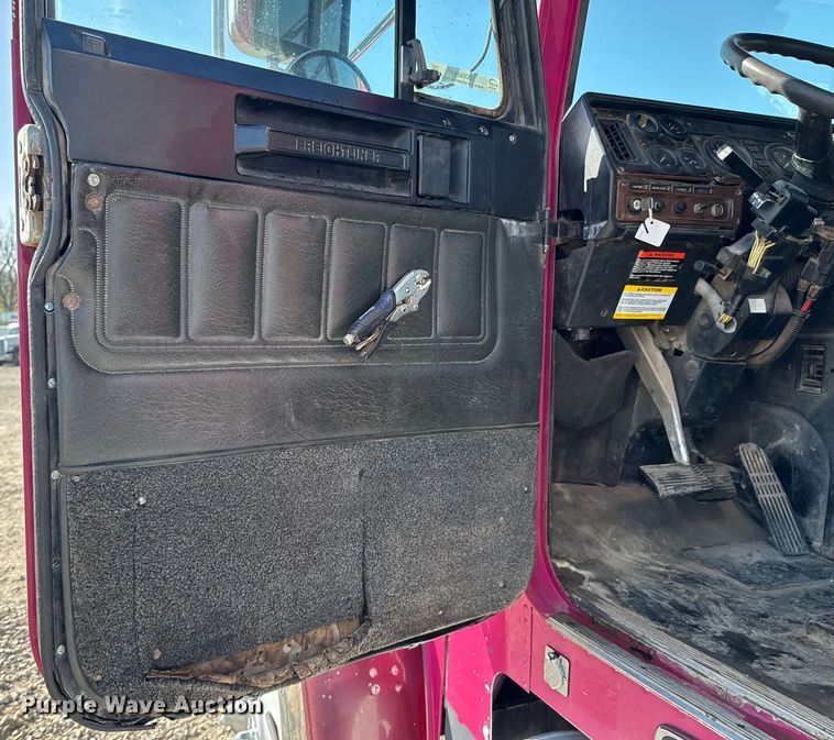 image for item DO0866 2007 Freightliner FLD120 semi truck