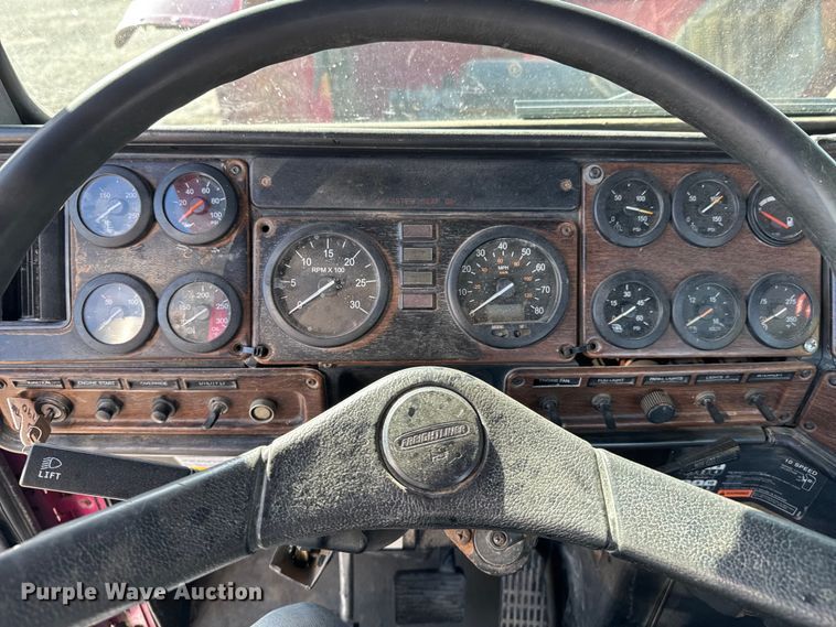 image for item DO0866 2007 Freightliner FLD120 semi truck