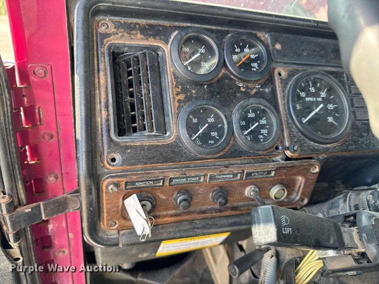 image for item DO0866 2007 Freightliner FLD120 semi truck