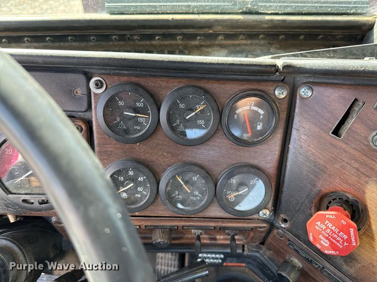 image for item DO0866 2007 Freightliner FLD120 semi truck