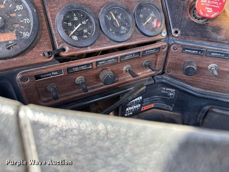 image for item DO0866 2007 Freightliner FLD120 semi truck