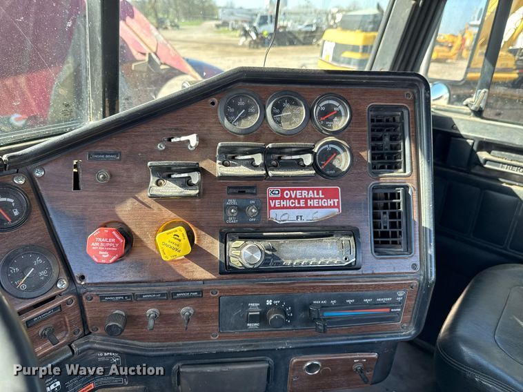 image for item DO0866 2007 Freightliner FLD120 semi truck