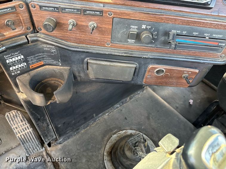 image for item DO0866 2007 Freightliner FLD120 semi truck