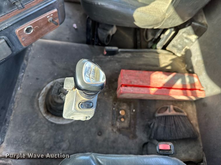 image for item DO0866 2007 Freightliner FLD120 semi truck