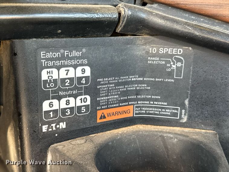 image for item DO0866 2007 Freightliner FLD120 semi truck