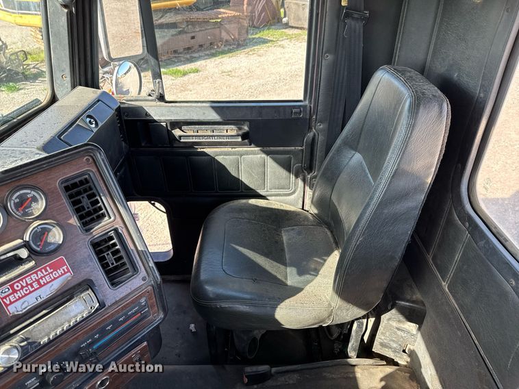 image for item DO0866 2007 Freightliner FLD120 semi truck