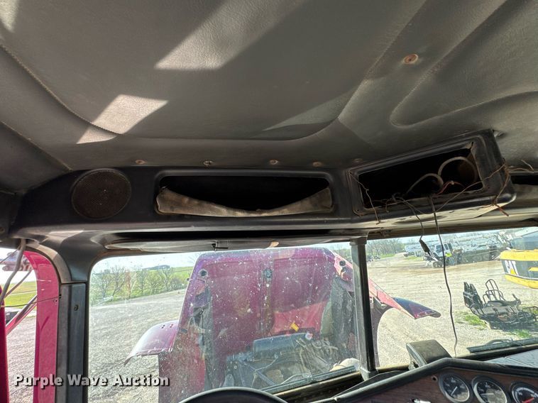 image for item DO0866 2007 Freightliner FLD120 semi truck